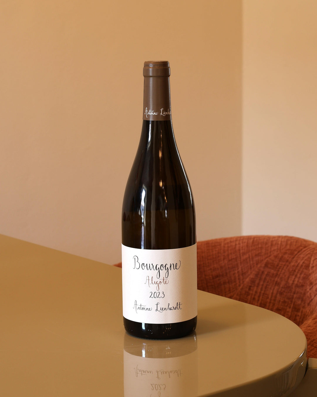 Bottiglia di vino bianco Antoine Lienhardt Bourgogne Aligote 2023 da 0,75l con etichetta minimalista su tavolo lucido.