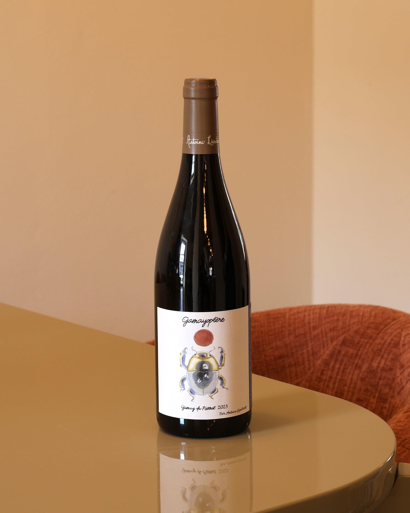 Bottiglia di vino rosso Antoine Lienhardt Gamayoptere 2023 con etichetta illustrata raffigurante uno scarabeo colorato.