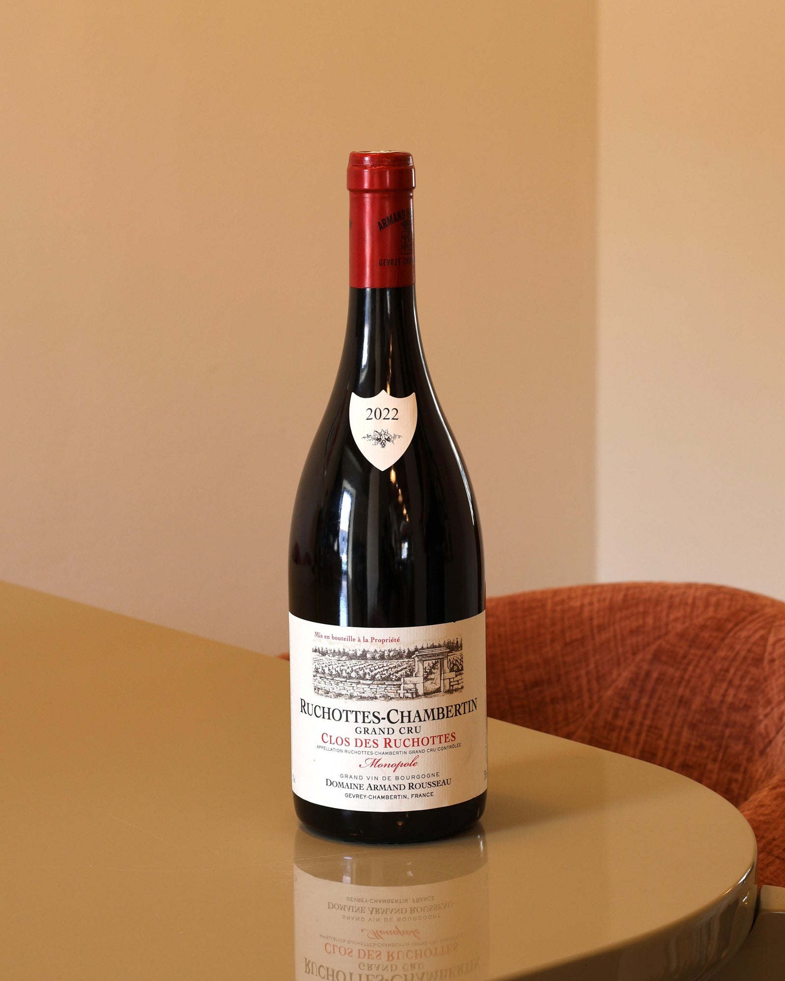 Bottiglia di vino rosso Armand Rousseau Ruchottes-Chambertin Grand Cru 2022 da 0,75l con etichetta classica su tavolo lucido.