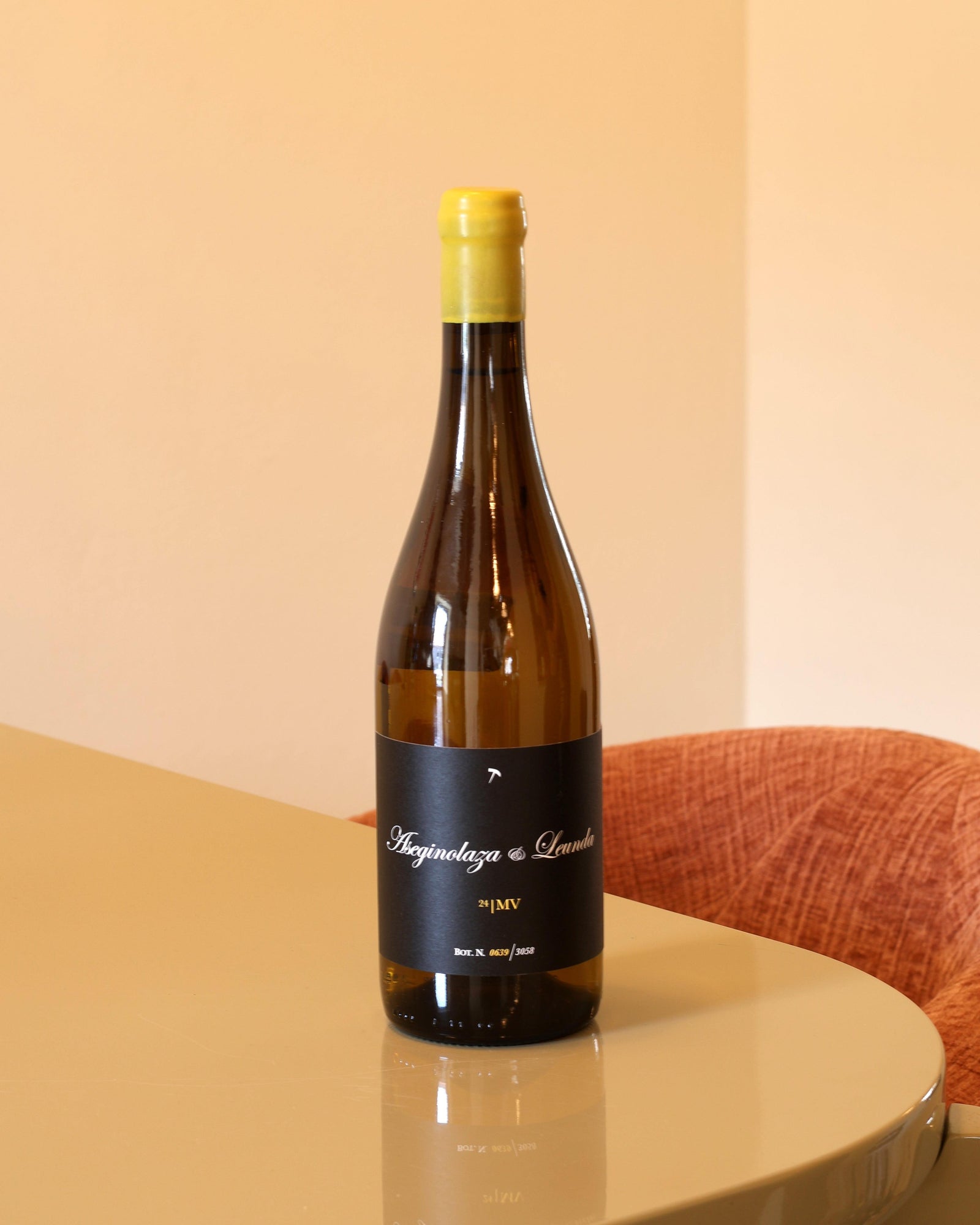 Bottiglia di vino Aseginolaza & Leunda Black Label MV 2024 da 0,75l con etichetta nera e capsula gialla su tavolo lucido.