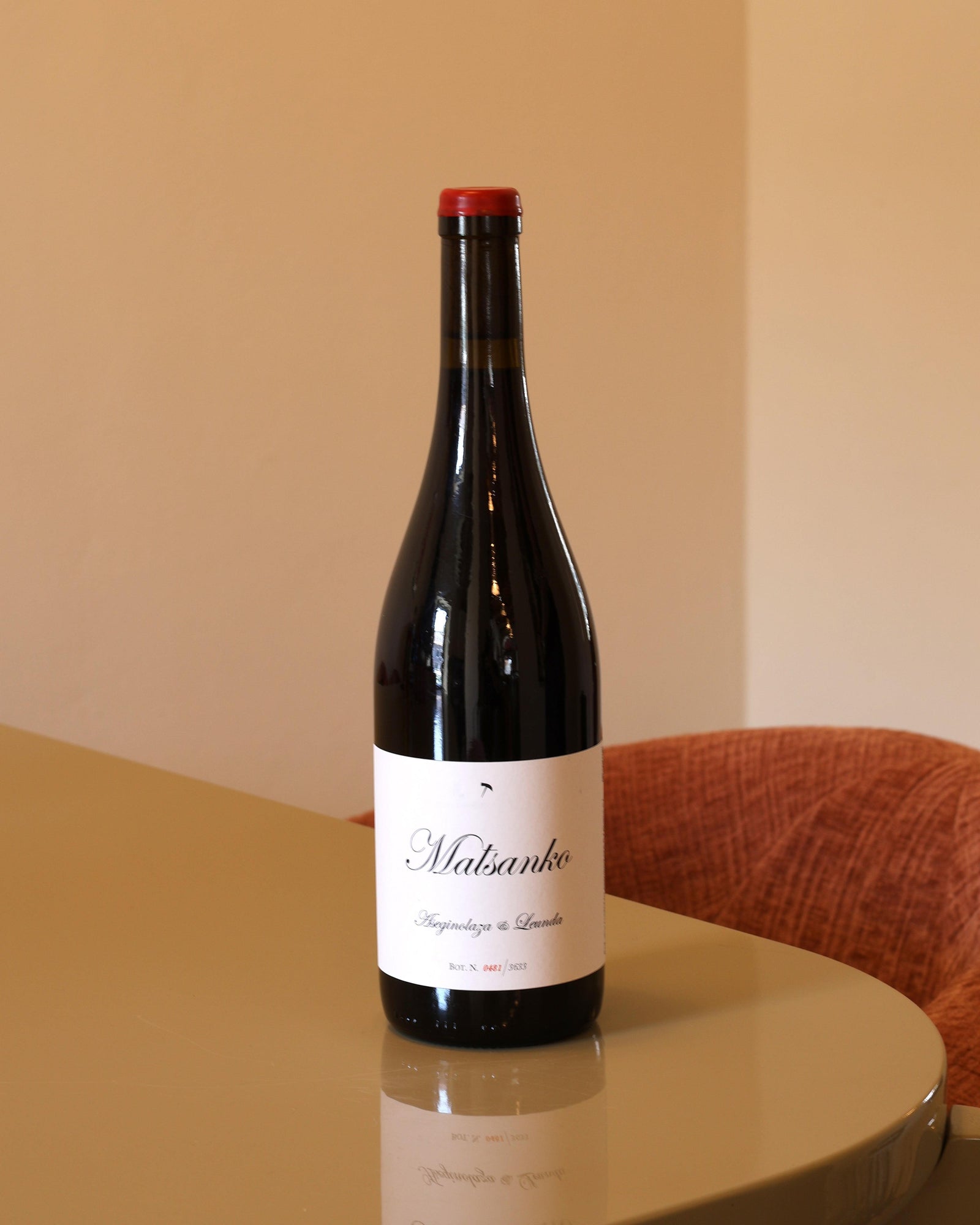 Bottiglia di vino rosso Aseginolaza & Leunda Matsanko 2023 da 0,75l con etichetta bianca su tavolo lucido.