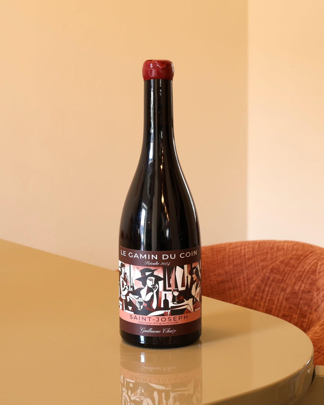 Bottiglia di vino rosso Chaize Saint-Joseph Gamin du Coin 2024 da 0,75l con etichetta illustrata su un tavolo lucido.