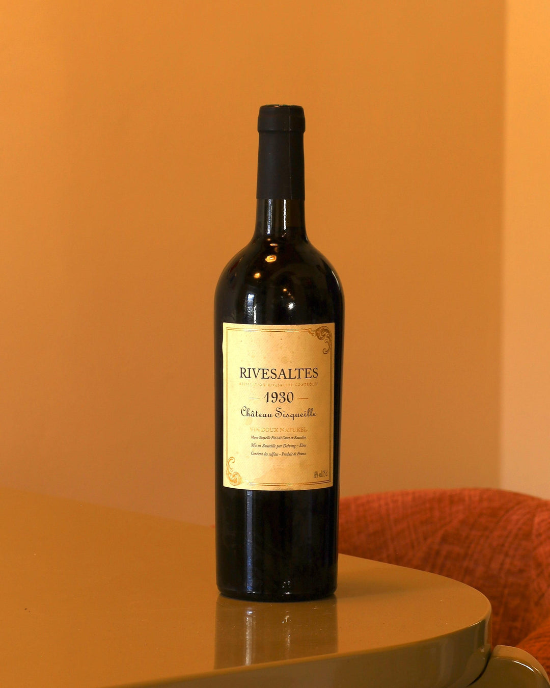 Bottiglia di Chateau Sisqueille Rivesaltes 1930 da 0,75l con etichetta vintage color crema su sfondo ambrato.