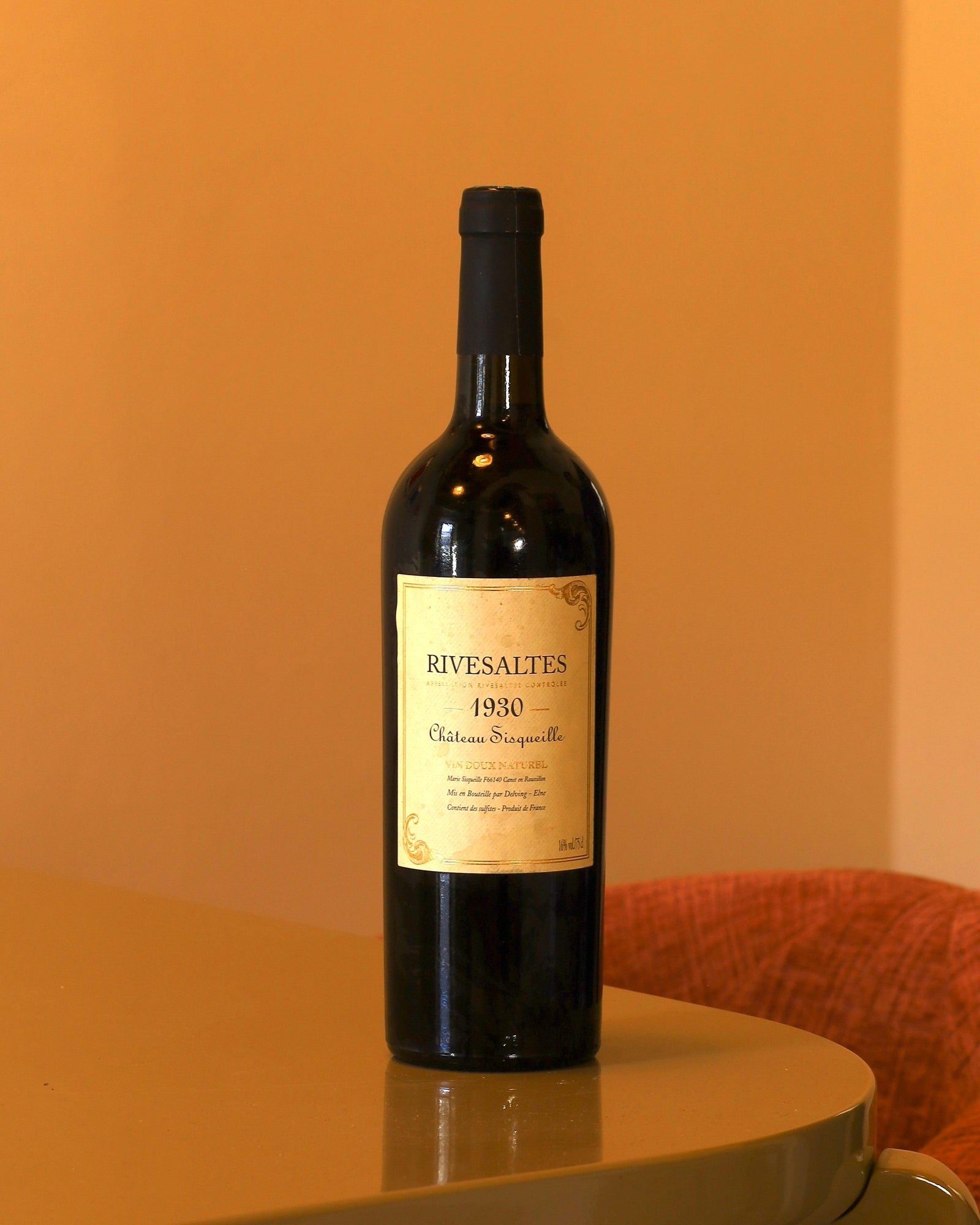 Bottiglia di Chateau Sisqueille Rivesaltes 1930 da 0,75l con etichetta vintage color crema su sfondo ambrato.