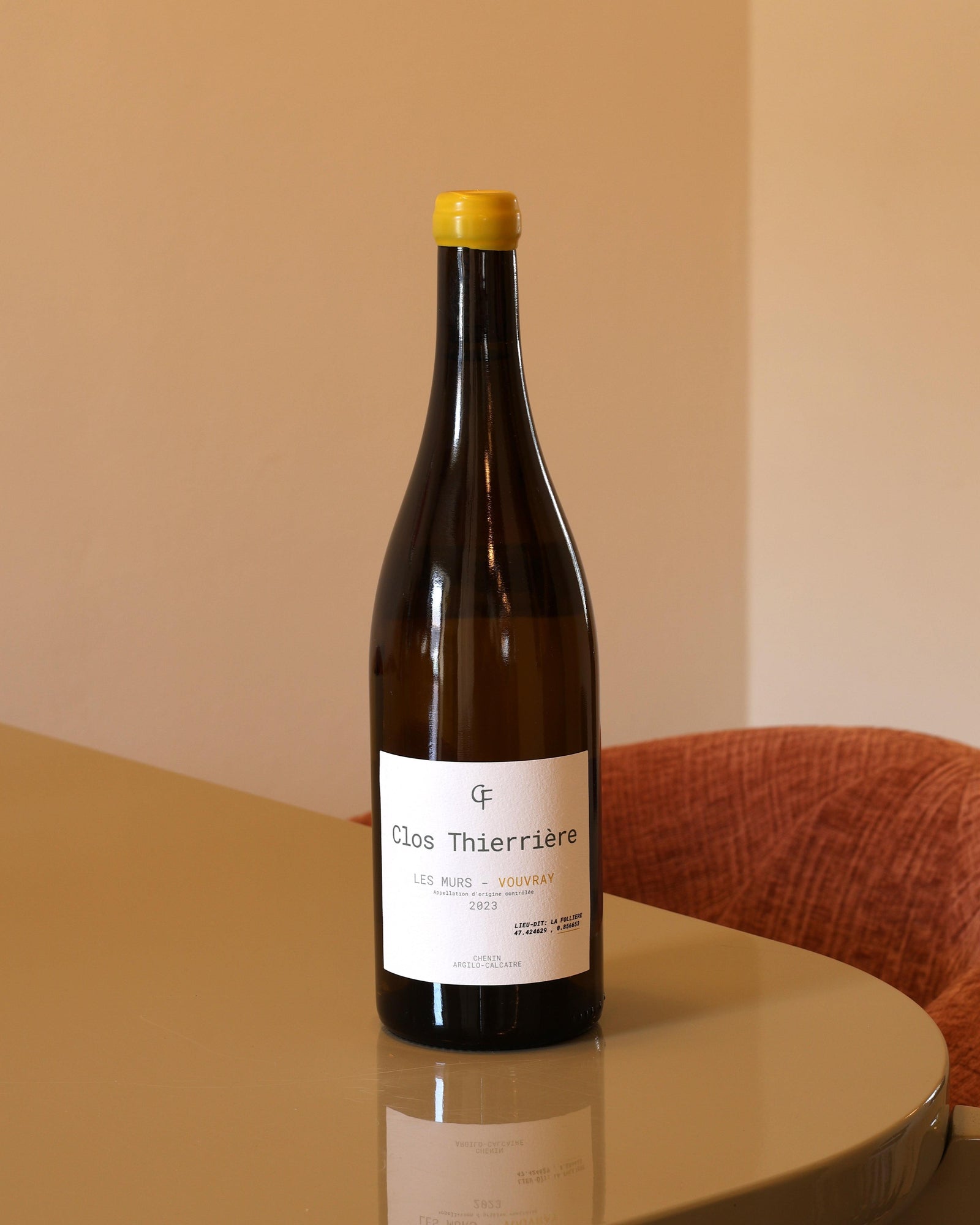 Bottiglia di vino bianco Clos Thierriere Les Murs 2023 da 0,75l con etichetta bianca su tavolo lucido.