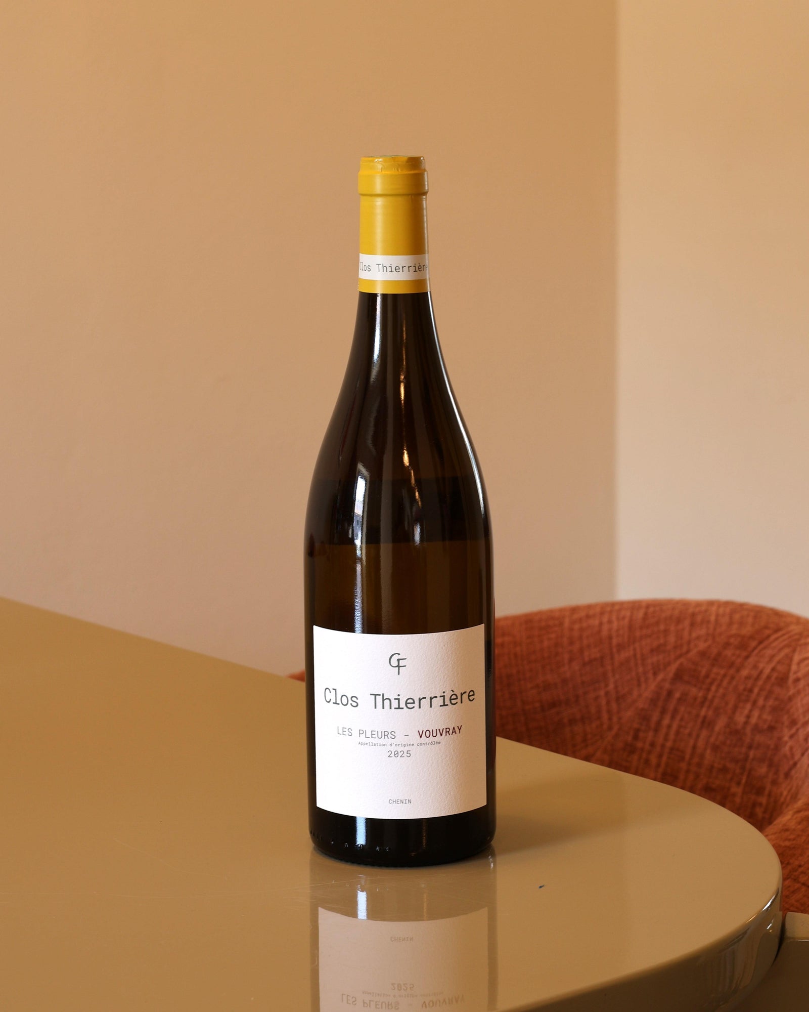 Bottiglia di vino bianco Clos Thierriere Les Pleurs 2025 da 0,75l con etichetta minimalista e capsula gialla su tavolo.