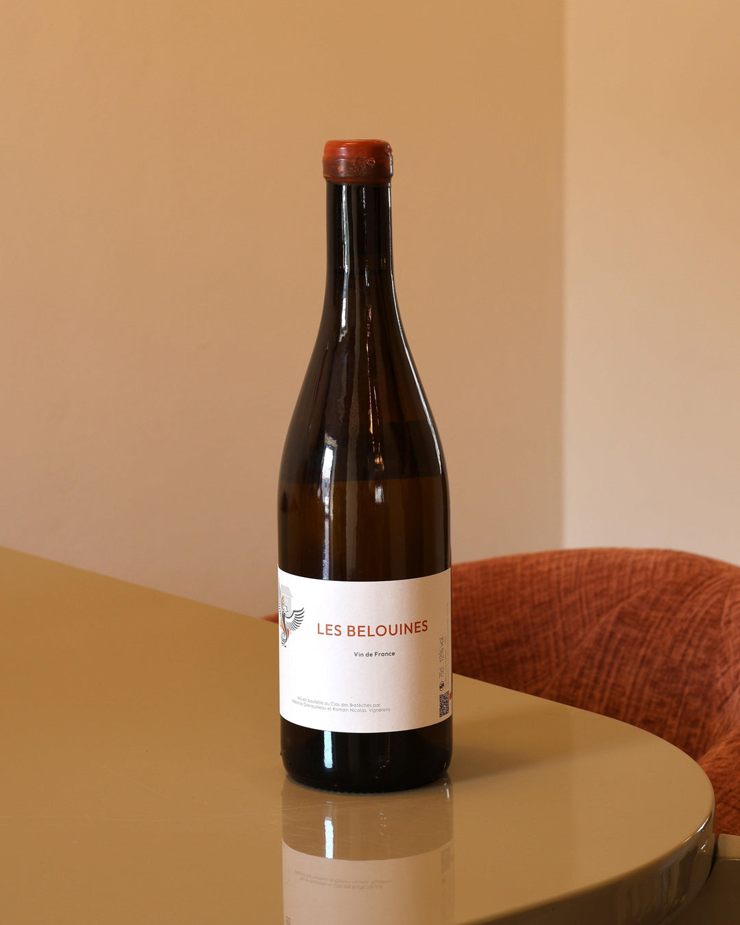 Bottiglia di vino Clos des Breteches Les Belouines 2024 da 0,75l con etichetta bianca su tavolo lucido.