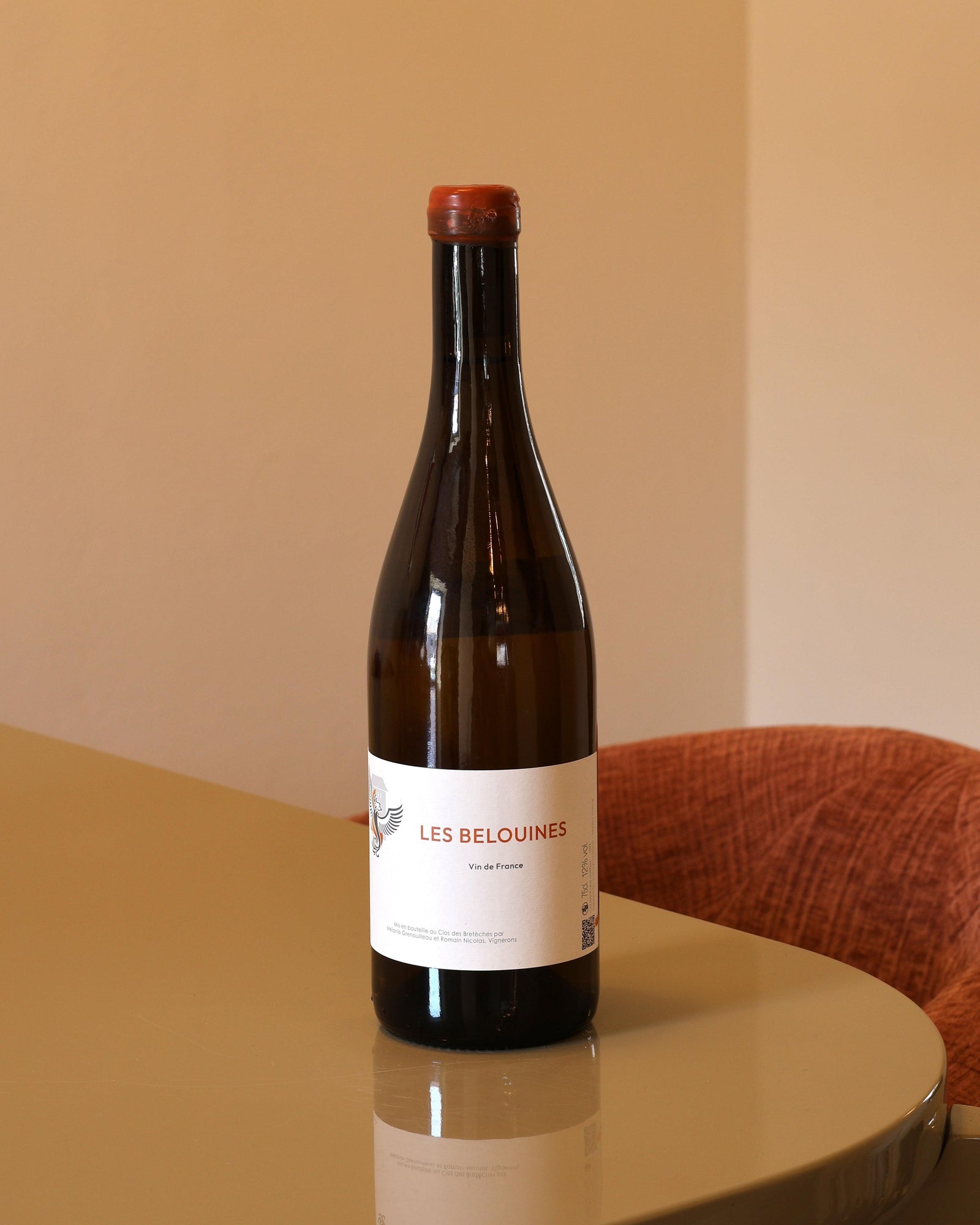 Bottiglia di vino Clos des Breteches Les Belouines 2024 da 0,75l con etichetta bianca su tavolo lucido.