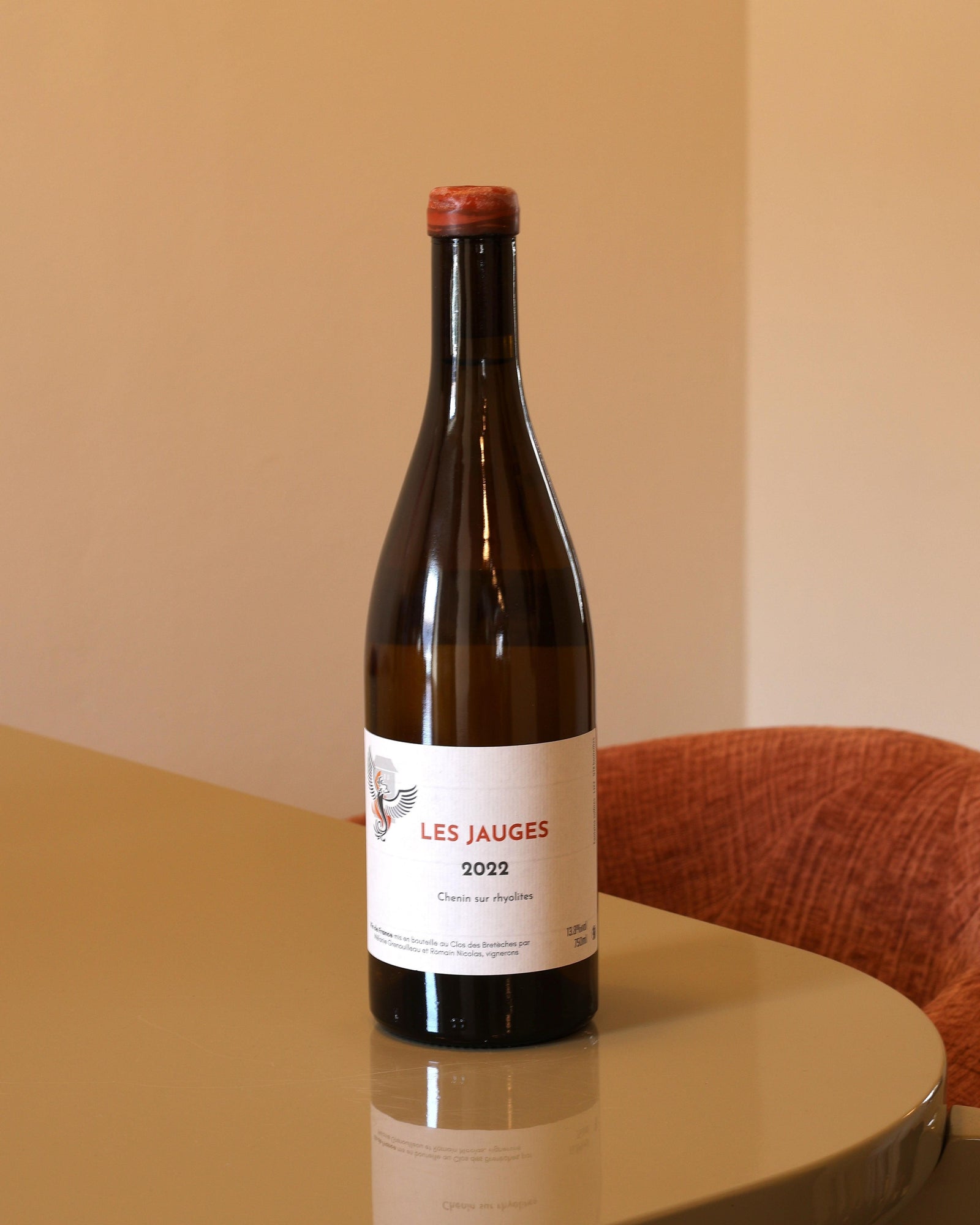 Bottiglia di vino Clos des Breteches Les Jauges 2022 da 0,75l con etichetta bianca e tappo in ceralacca rossa.