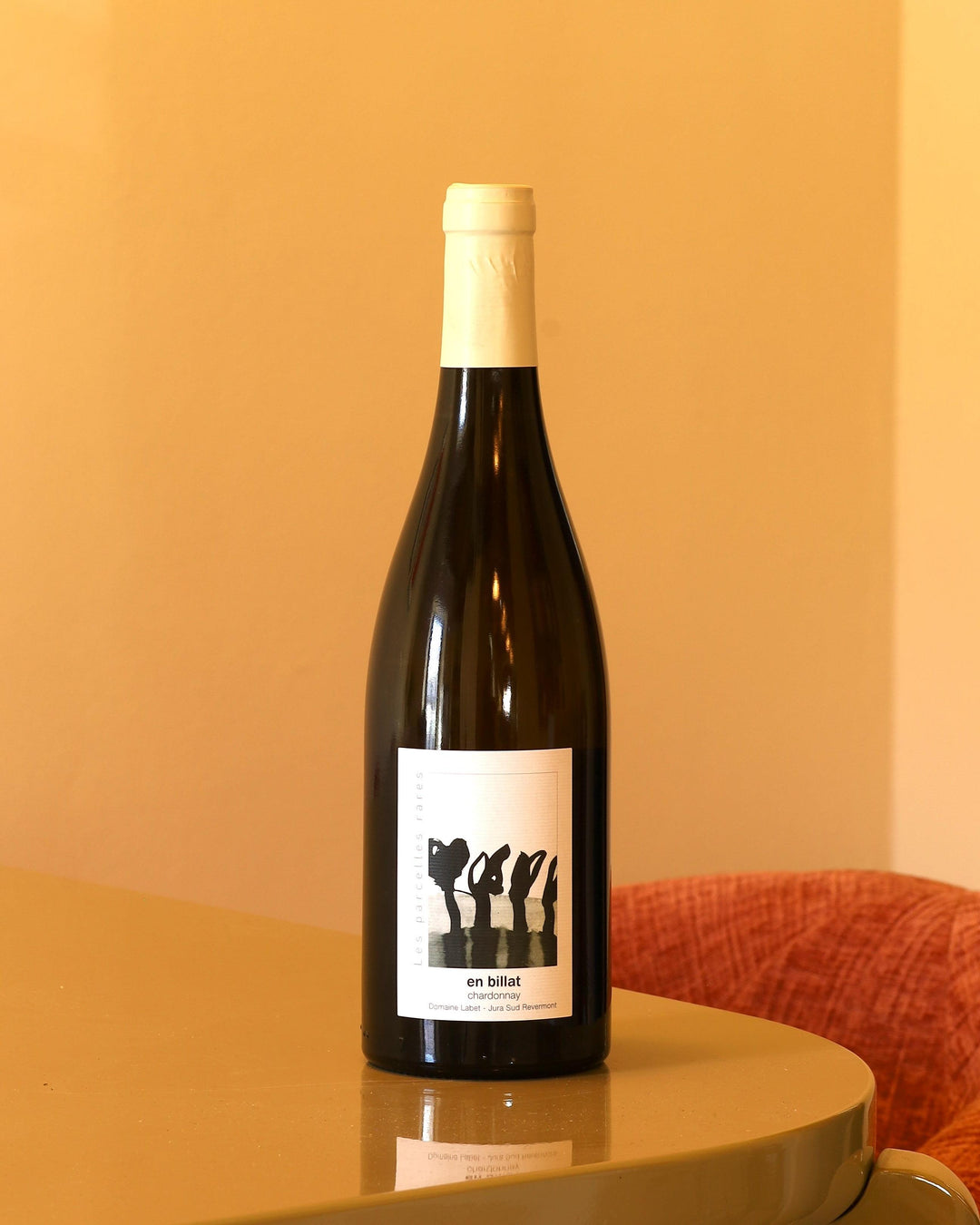 Bottiglia di vino bianco Domaine Labet Chardonnay En Billat 2020/2023 da 0,75l con etichetta minimalista su tavolo lucido.