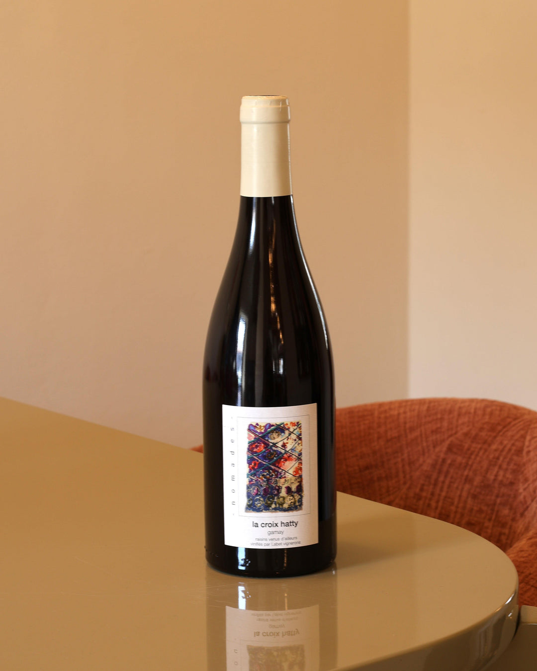 Bottiglia di vino rosso Domaine Labet La Croix Hatty Gamay 2024 da 0,75l con etichetta artistica su tavolo lucido.