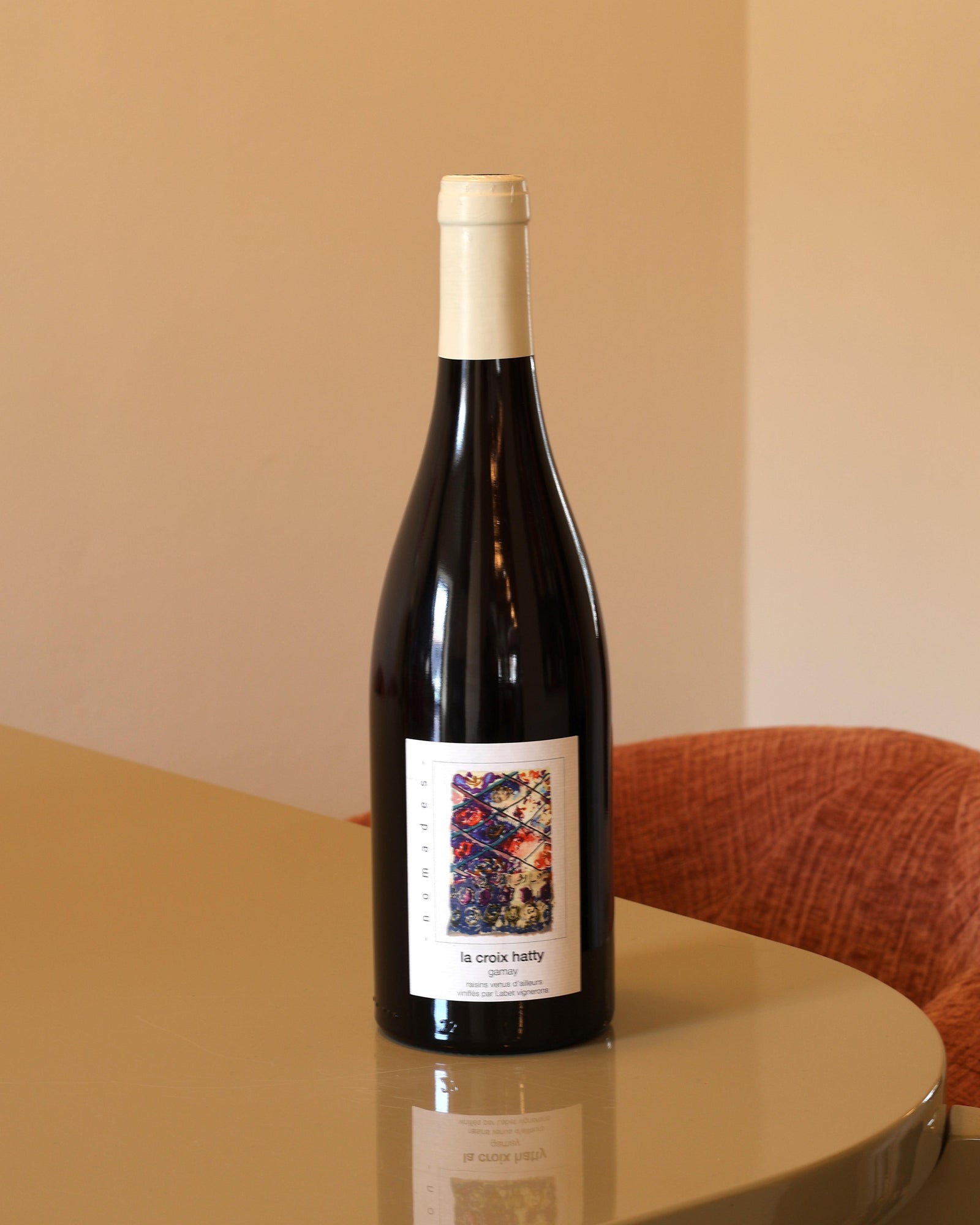 Bottiglia di vino rosso Domaine Labet La Croix Hatty Gamay 2024 da 0,75l con etichetta artistica su tavolo lucido.