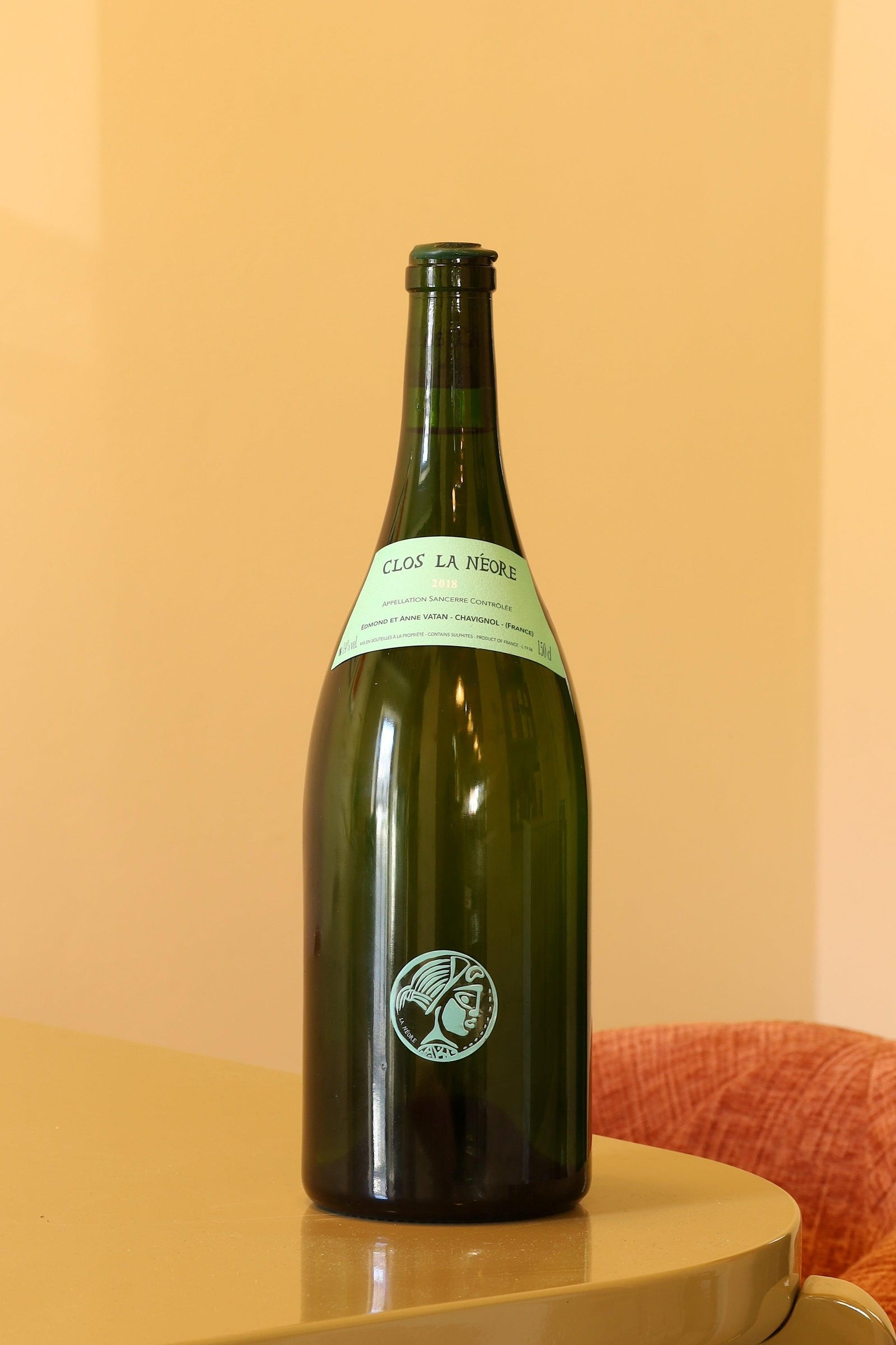 Bottiglia magnum di Edmond Vatan Clos la Neore 2018, vino bianco della Loira in vetro scuro con etichetta chiara e logo circolare.