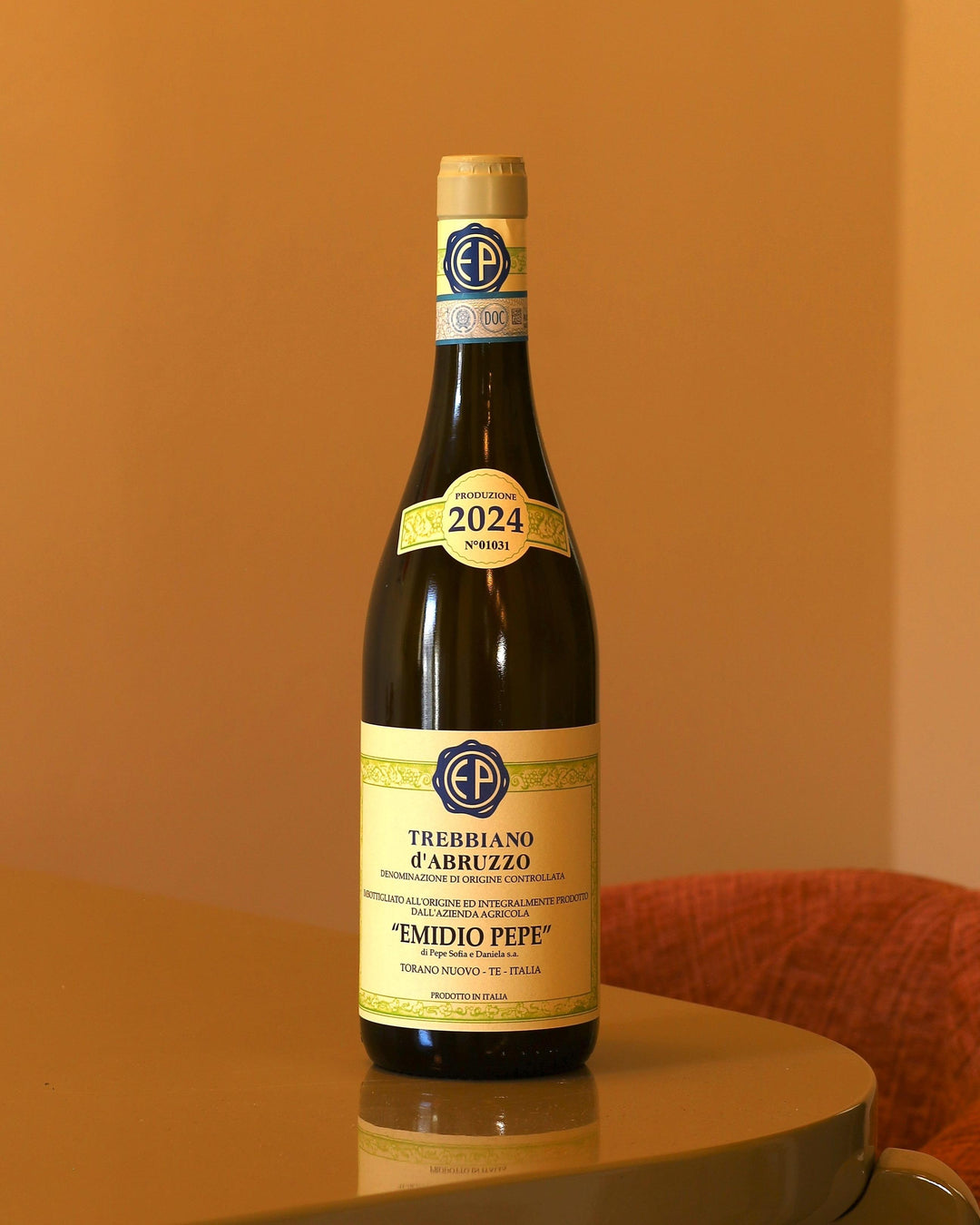 Bottiglia di vino bianco Emidio Pepe Trebbiano d'Abruzzo 2024 con etichetta classica su sfondo color ocra.
