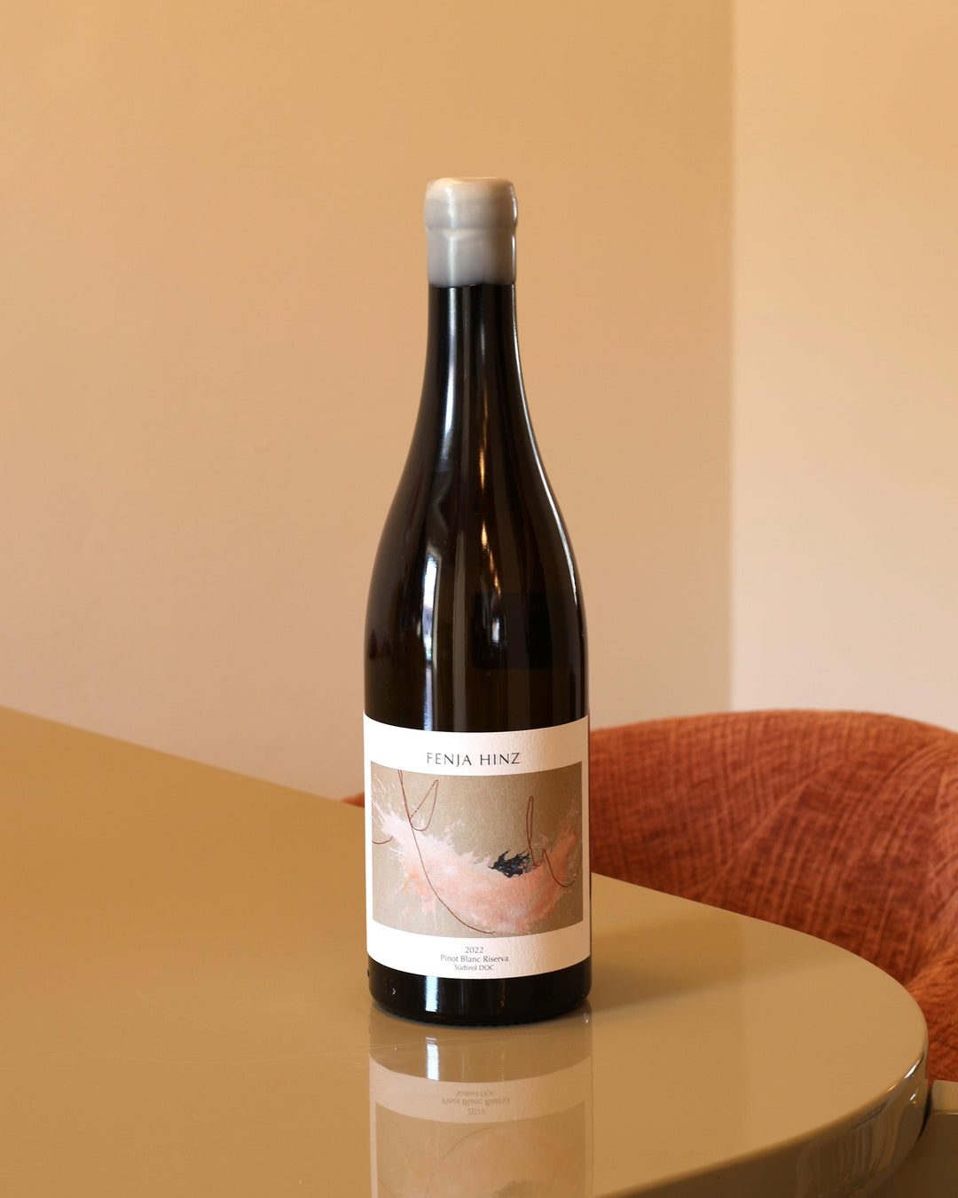 Bottiglia di Fenja Hinz Pinot Bianco Riserva 2022 da 0,75l con tappo in cera su tavolo lucido.