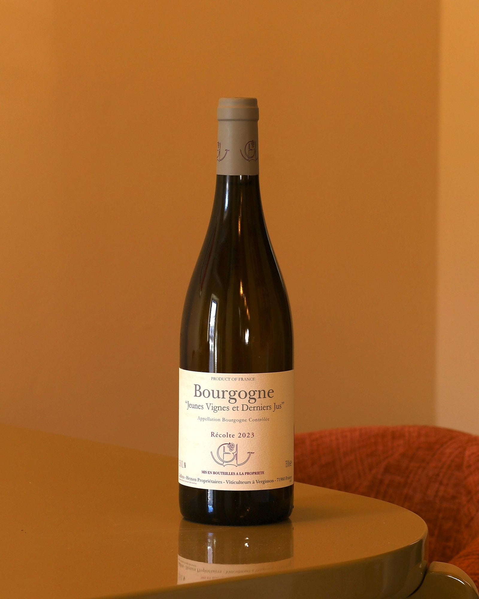 Bottiglia di vino bianco Guffens-Heynen Bourgogne 2023 da 0,75l con etichetta chiara su sfondo neutro.