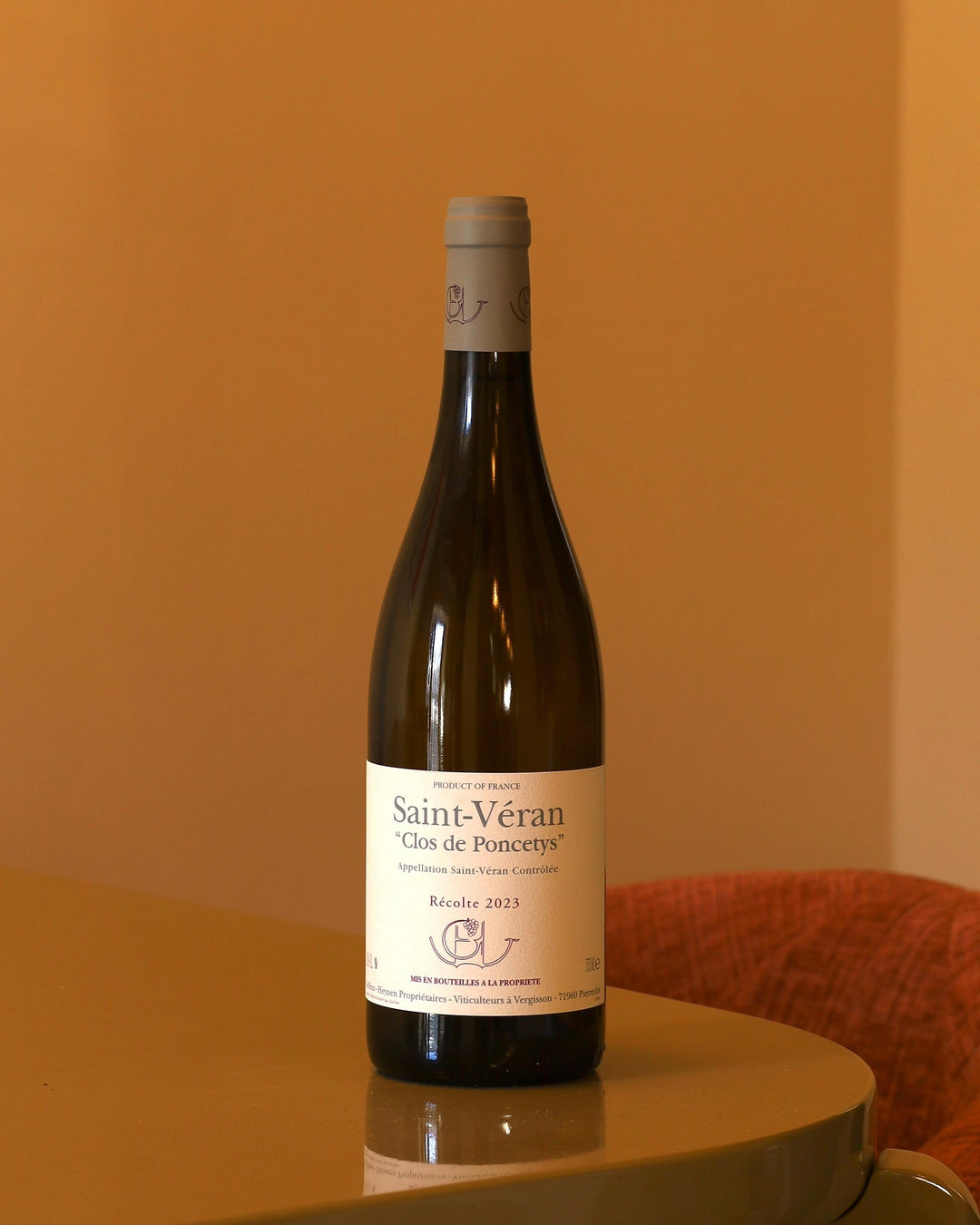 Bottiglia di vino bianco Guffens-Heynen Saint-Véran Clos de Poncetys 2023 con etichetta chiara su sfondo neutro.