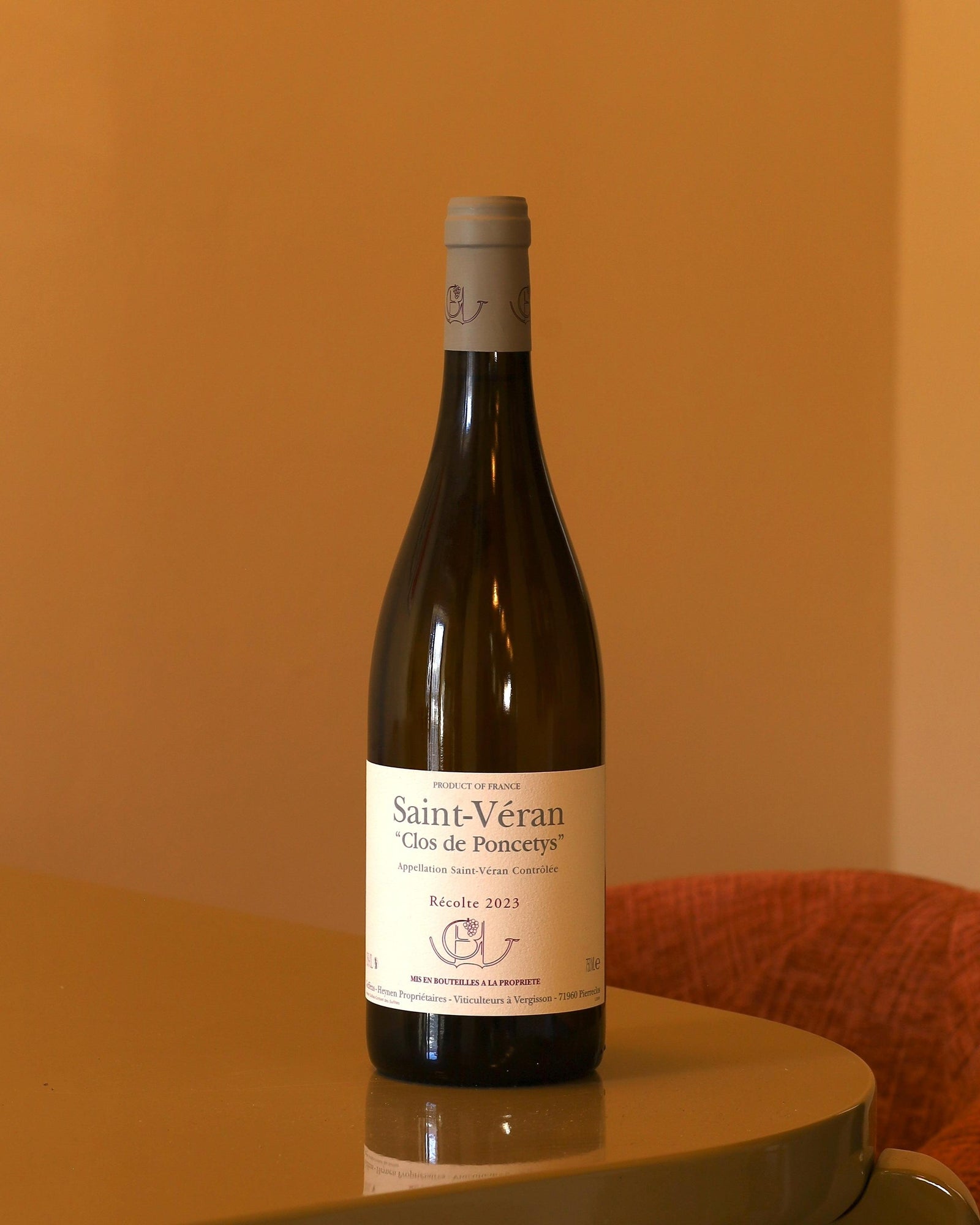 Bottiglia di vino bianco Guffens-Heynen Saint-Véran Clos de Poncetys 2023 con etichetta chiara su sfondo neutro.