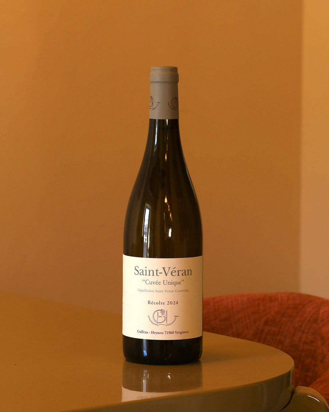 Bottiglia di vino bianco Guffens-Heynen Saint-Veran Cuvée Unique 2024 da 0,75l con etichetta elegante su sfondo ambrato.