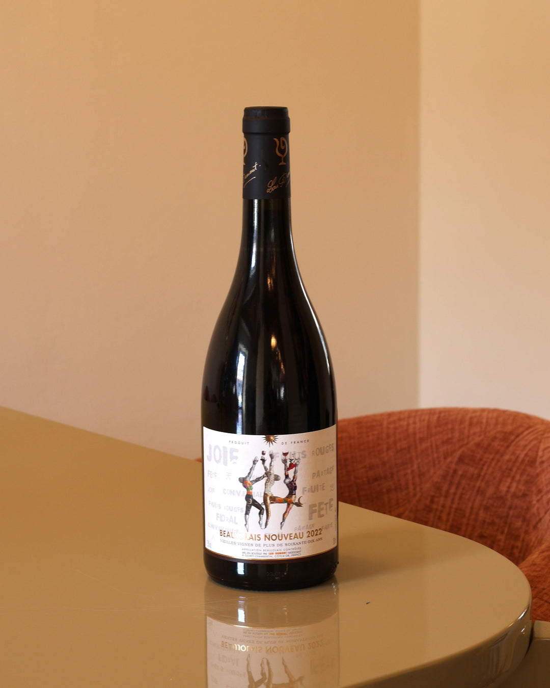 Bottiglia di vino rosso Lou Dumont Beaujolais Nouveau 2022 da 0,75l con etichetta artistica su tavolo lucido.