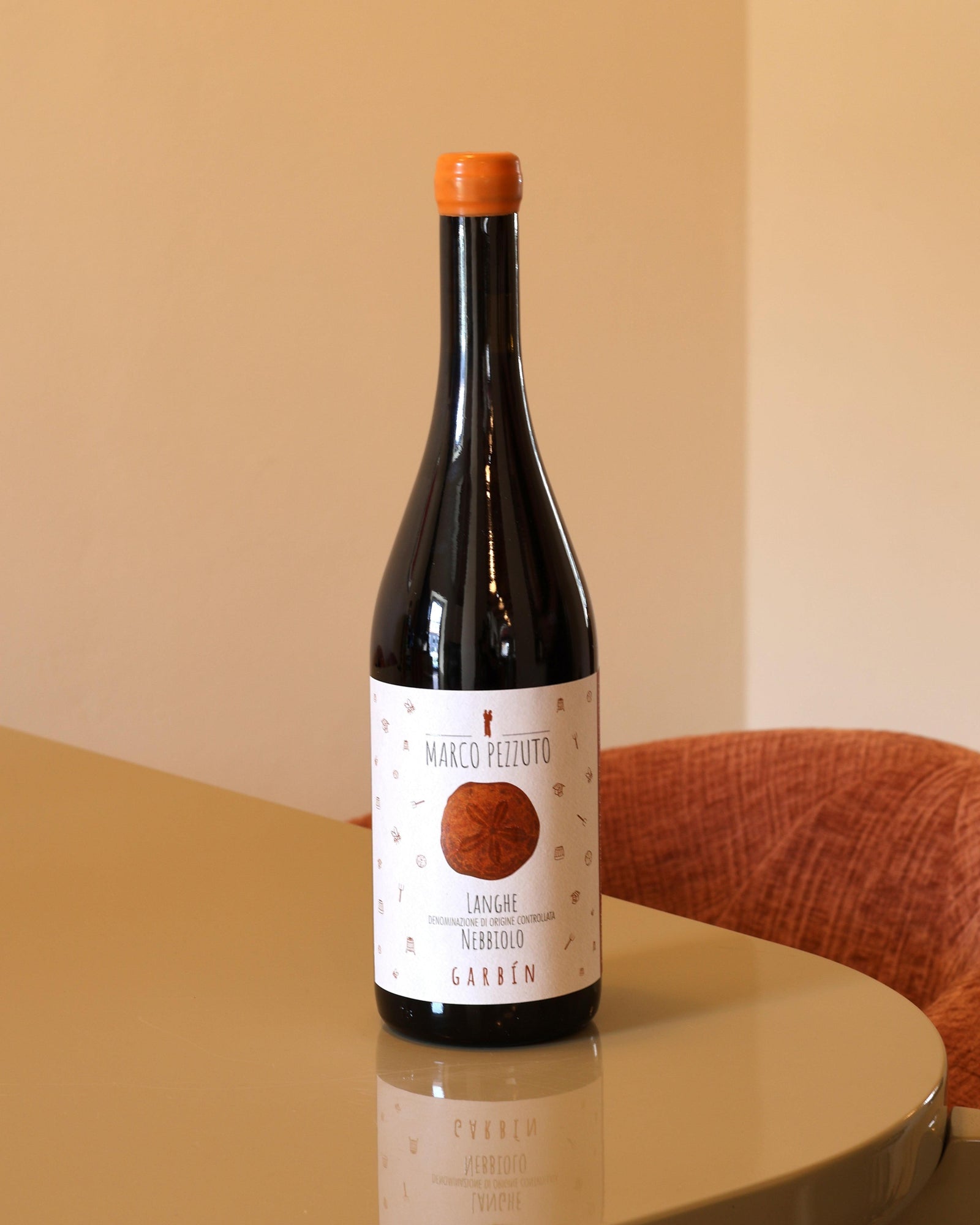Bottiglia di vino rosso Marco Pezzuto Nebbiolo Garbin 2024 DOC da 0,75l con etichetta bianca su tavolo lucido.