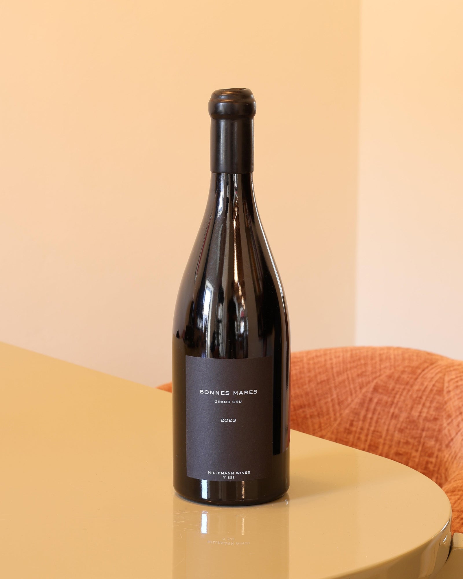 Bottiglia di vino rosso Millemann Bonnes-Mares Grand Cru 2023, formato 0,75l con etichetta nera minimalista su tavolo.