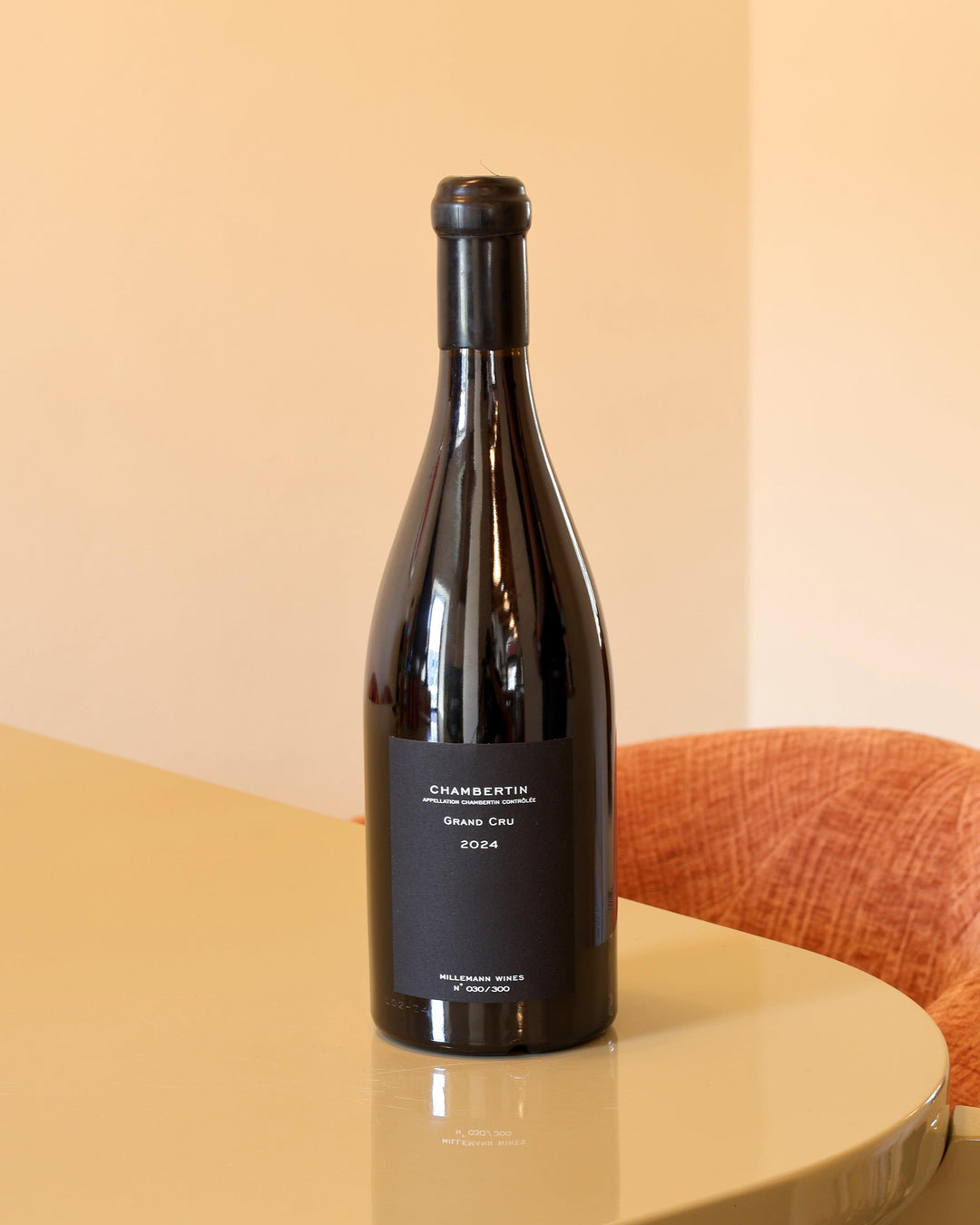 Bottiglia di vino rosso Millemann Chambertin Grand Cru 2024 da 0,75l con etichetta nera minimalista su tavolo lucido.