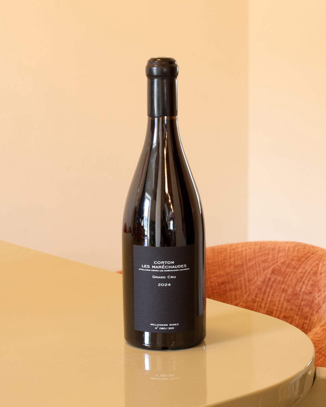 Bottiglia di vino rosso Millemann Corton Les Marechaudes Grand Cru 2024 da 0,75l con etichetta nera minimalista.