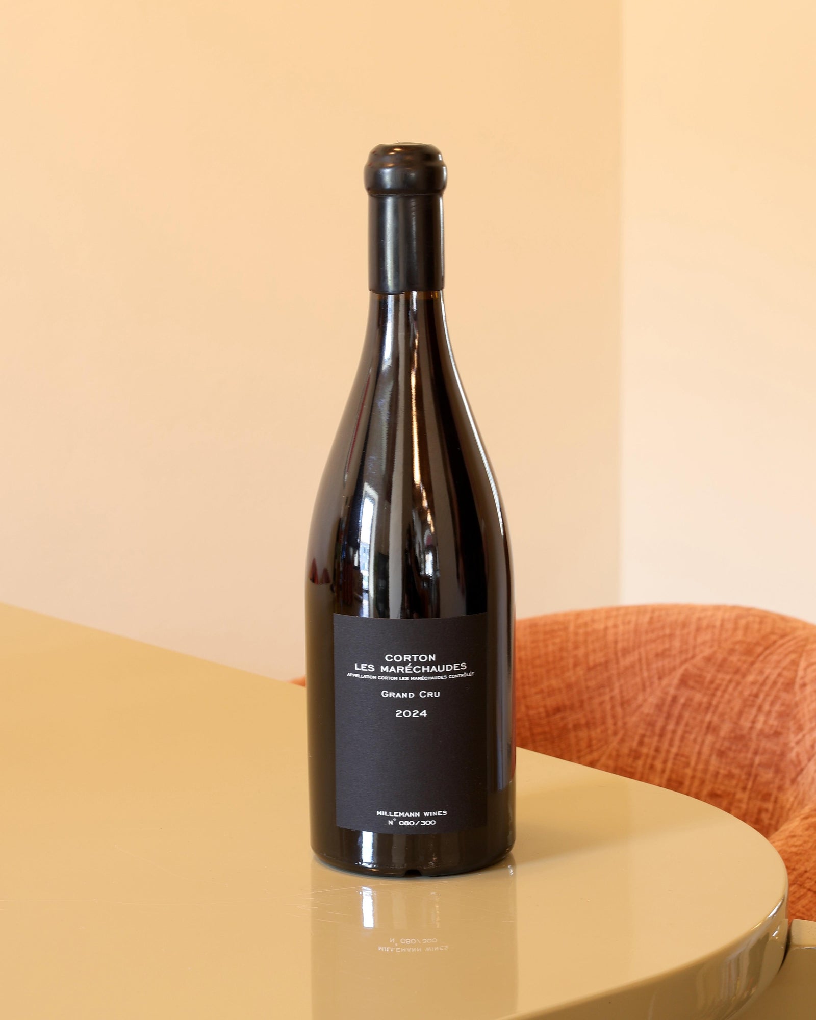 Bottiglia di vino rosso Millemann Corton Les Marechaudes Grand Cru 2024 da 0,75l con etichetta nera minimalista.