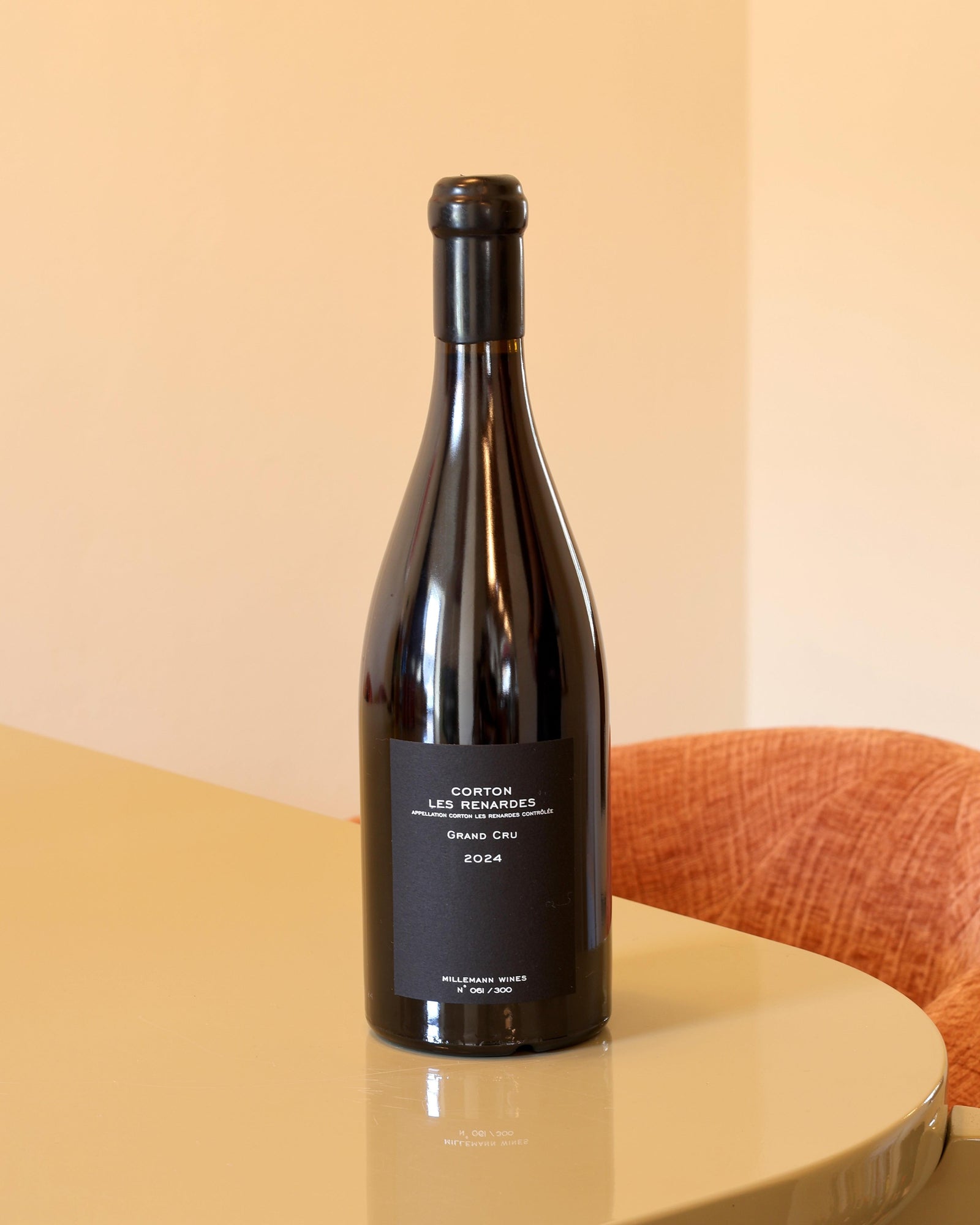 Bottiglia di vino rosso Millemann Corton Les Renardes Grand Cru 2024 da 0,75l con etichetta nera minimalista su tavolo.
