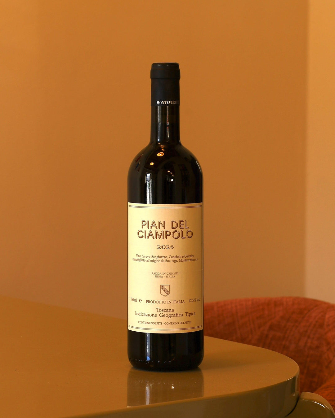 Bottiglia di vino rosso Montevertine Pian del Ciampolo 2024 da 0,75l con etichetta chiara su sfondo neutro.