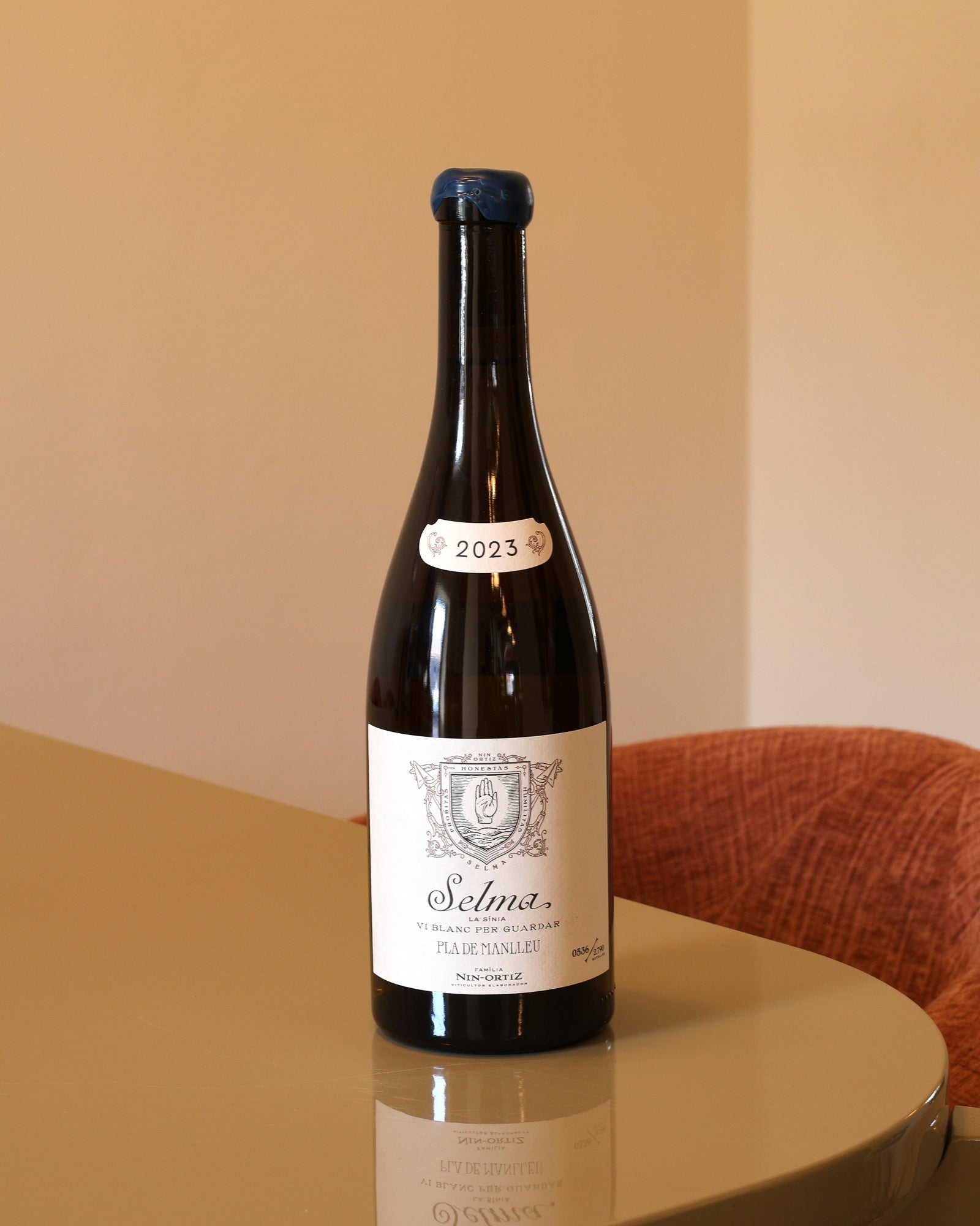 Bottiglia di vino bianco Nin Ortiz Selma 2023 da 0,75l con etichetta classica, sigillo in ceralacca blu e vetro scuro.
