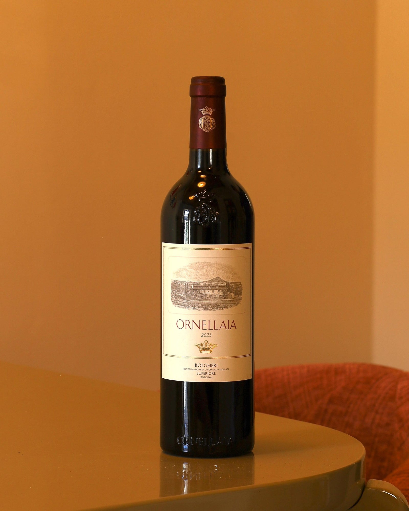 Bottiglia di vino rosso Ornellaia Bolgheri Superiore 2023 da 0,75l con etichetta classica su sfondo color ocra.