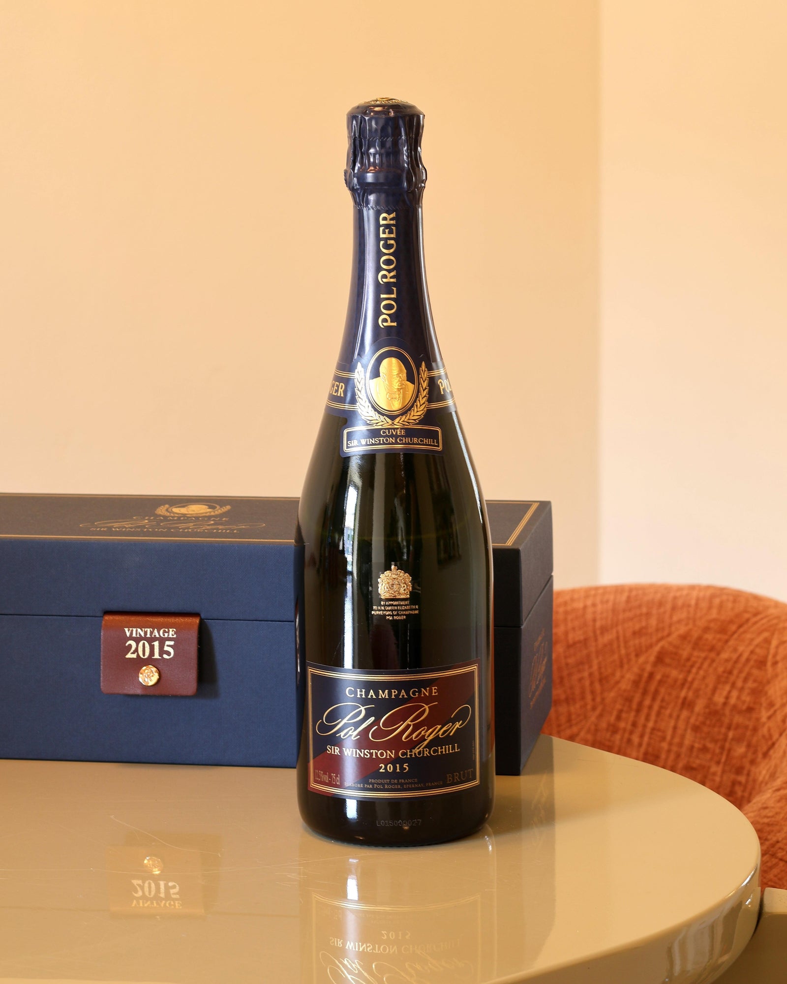 Bottiglia di Champagne Pol Roger Cuvée Sir Winston Churchill 2015 da 0,75l con cofanetto blu su tavolo lucido.