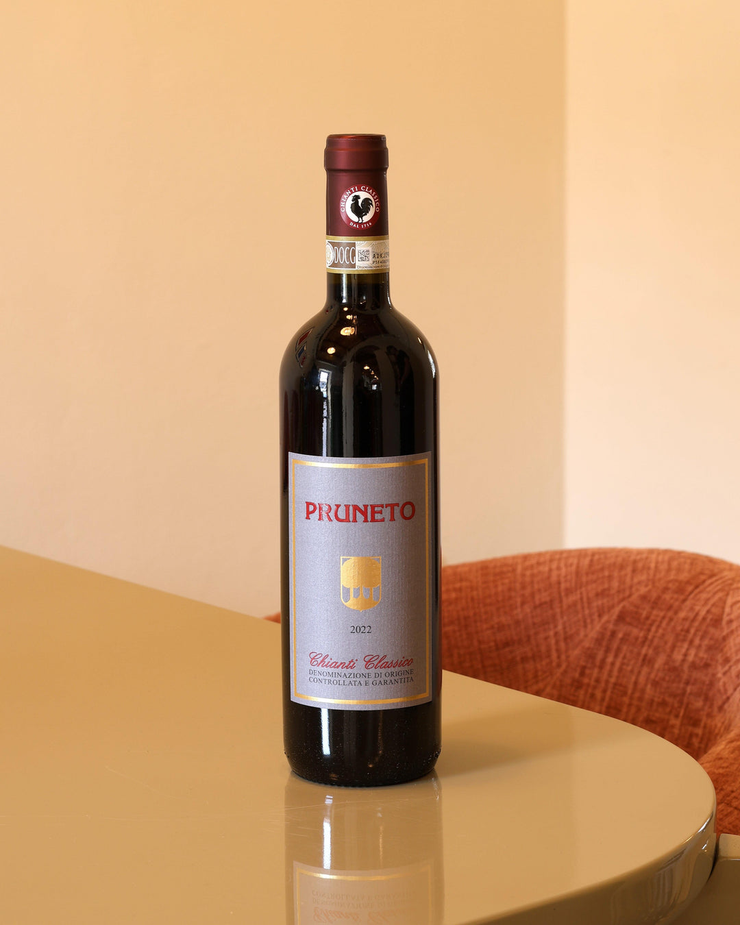 Bottiglia di Pruneto Chianti Classico 2022 da 0,75l con etichetta grigia e logo del Gallo Nero su sfondo neutro.
