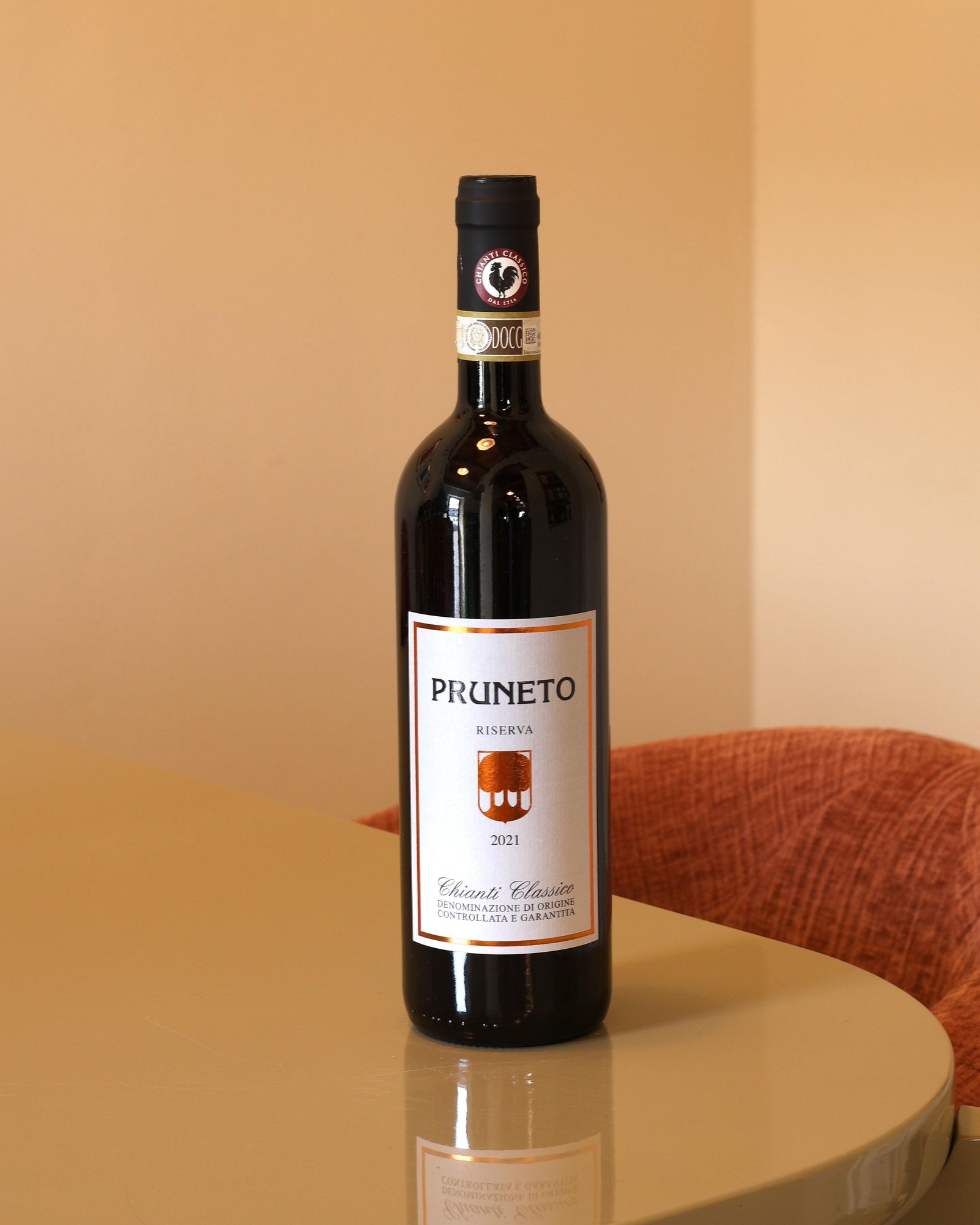 Bottiglia di Pruneto Chianti Classico Riserva 2021 da 0,75l con etichetta elegante su tavolo lucido.