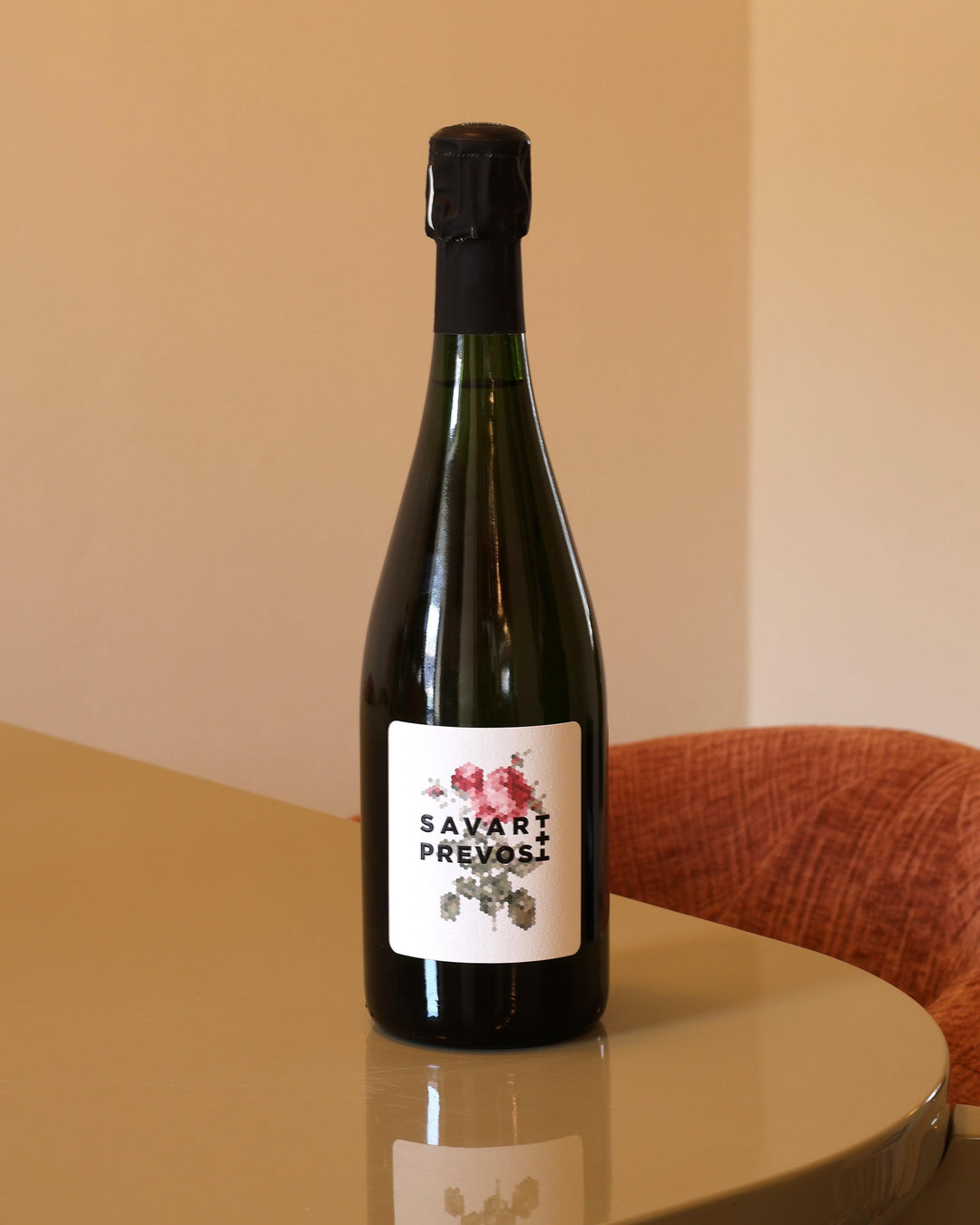 Bottiglia di Savart & Prevost Blanc de Blancs Grand Cru 2019 da 0,75l con etichetta floreale su sfondo beige.