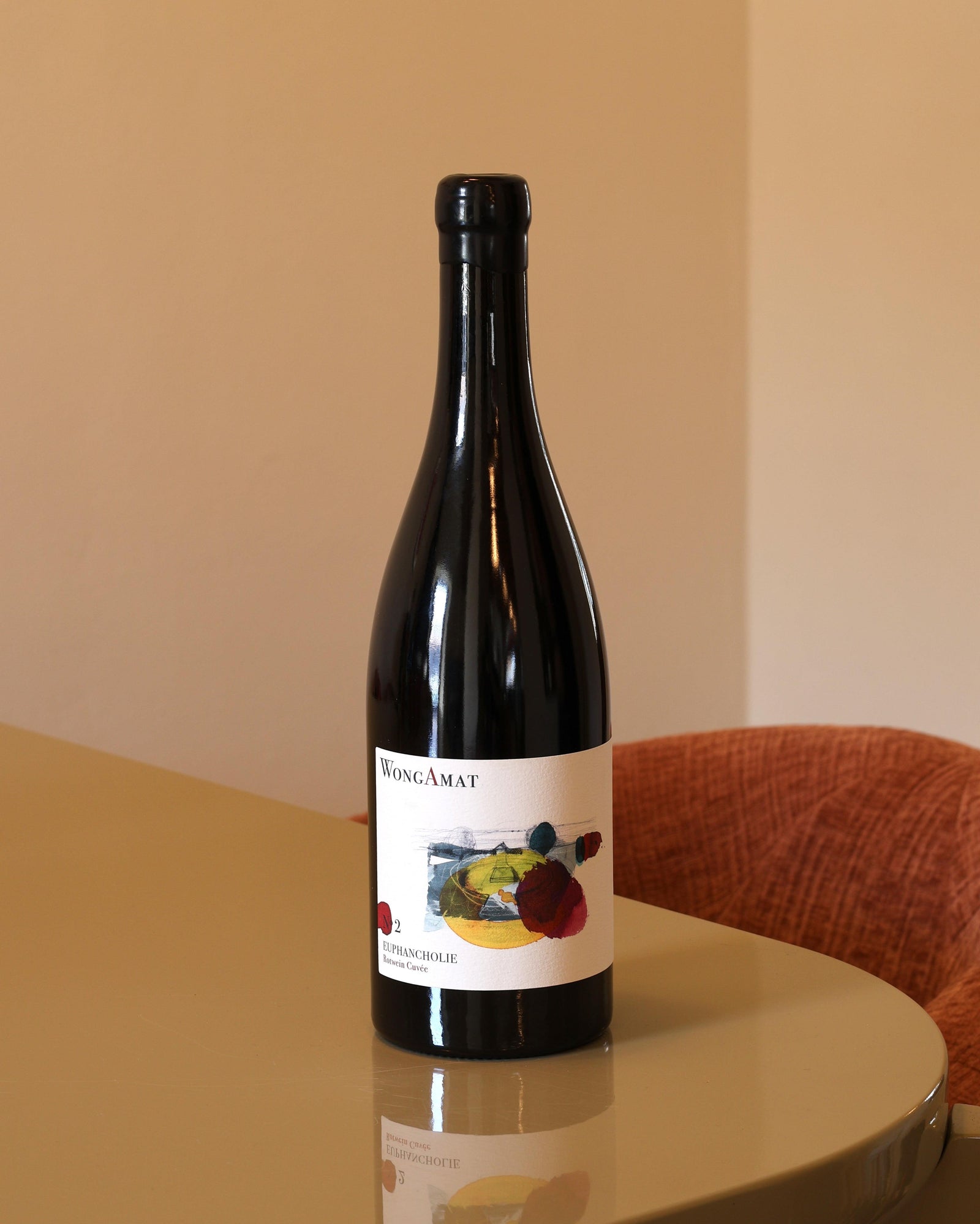 Bottiglia di vino rosso Wong Amat Euphancolie 2023 da 0,75l con etichetta artistica colorata su tavolo lucido.