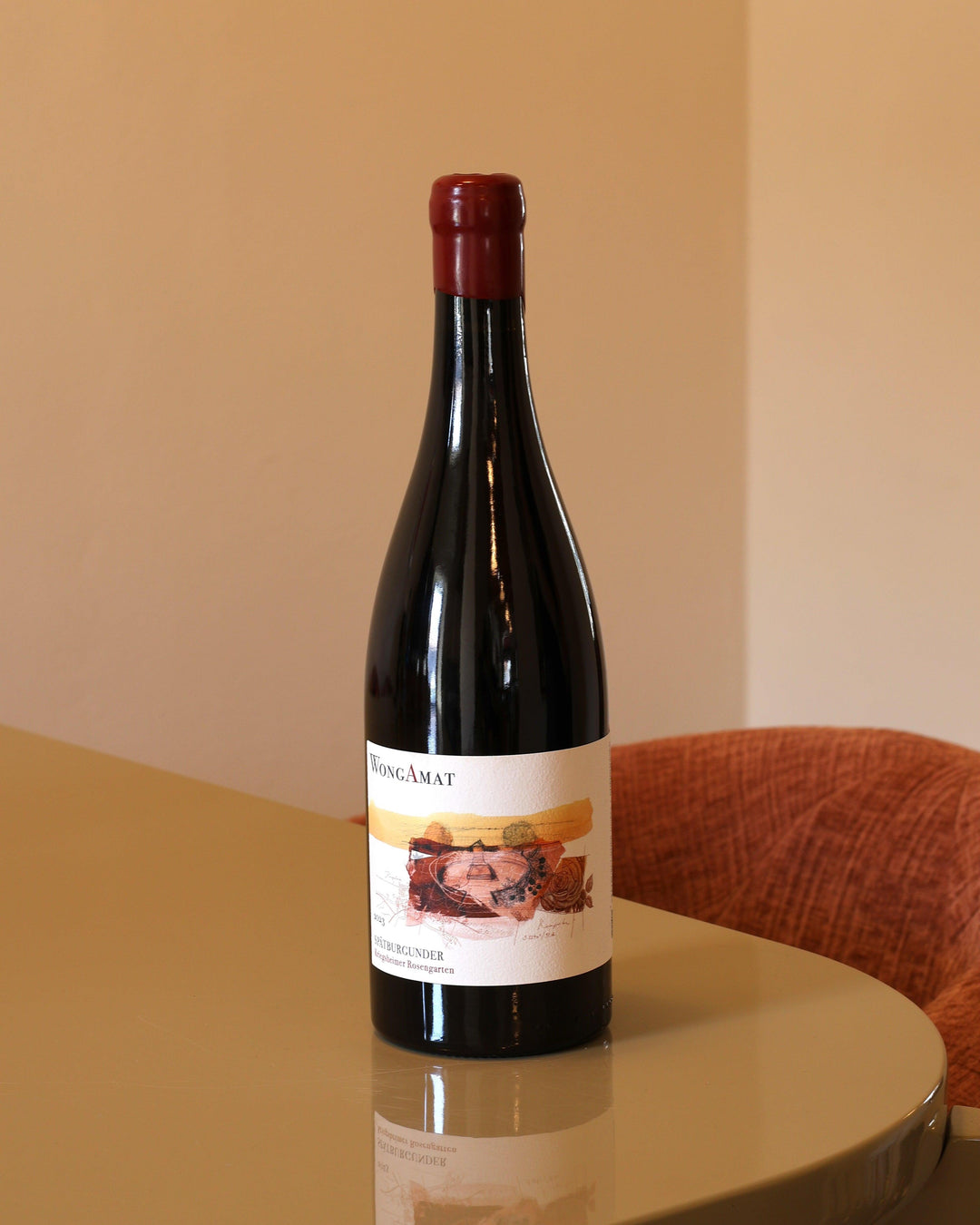 Bottiglia di vino rosso Wong Amat Rosengarten 2023 da 0,75l con tappo in ceralacca rossa su tavolo lucido.